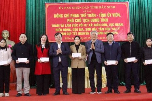 Phó Chủ tịch UBND tỉnh Phan Thế Tuấn tặng quà Tết tại một số địa phương
