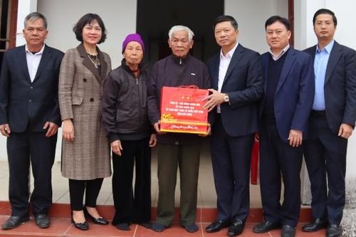 Phó Chủ tịch UBND tỉnh Đào Quang Khải tặng quà Tết tại xã Đồng Kỳ và Yên Thế