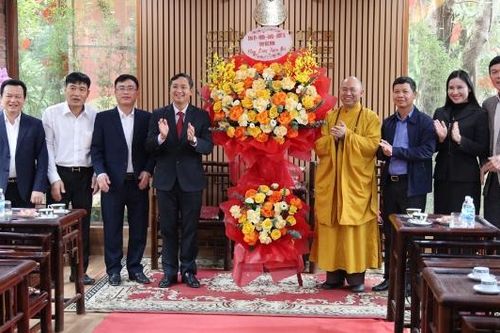 Chủ tịch HĐND tỉnh Nguyễn Việt Oanh chúc Tết Thượng tọa Thích Đức Thiện