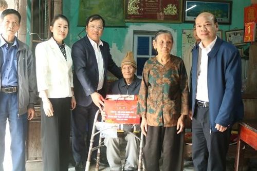 Phó Chủ tịch UBND tỉnh Phan Thế Tuấn tặng quà gia đình chính sách tiêu biểu tại xã Lương Tài