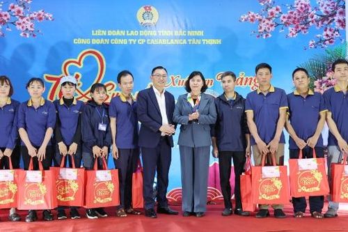 Phó Chủ tịch Thường trực HĐND tỉnh Trần Thị Hằng tặng quà Tết cho người lao động tại Công ty cổ phần Casablanca