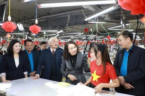 Phó Bí thư Thường trực Tỉnh ủy Nguyễn Thị Hương tặng quà Tết công nhân hoàn cảnh khó khăn