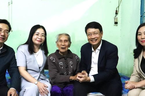 Lãnh đạo thành phố thăm, chúc Tết các gia đình chính sách