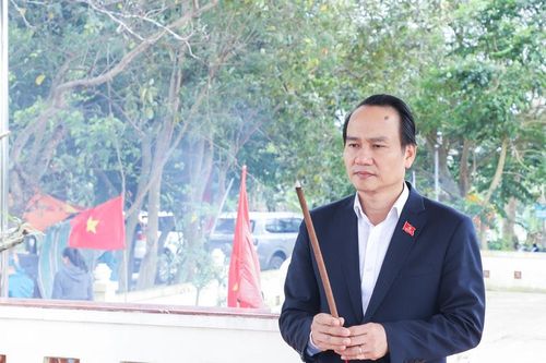 Phó Bí thư Thường trực Thành ủy Nguyễn Đình Vĩnh viếng hương các di tích lịch sử