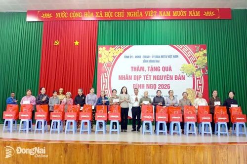 Phó Bí thư Tỉnh ủy Huỳnh Thị Hằng thăm và tặng quà tại xã Gia Kiệm