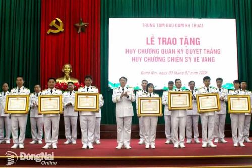 Trao huy chương và khen thưởng nhiều tập thể, cá nhân dịp kỷ niệm 96 năm Ngày thành lập Đảng 3-2