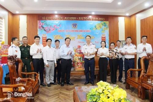 Phó Bí thư Tỉnh ủy Võ Tấn Đức thăm, chúc Tết các đơn vị lực lượng vũ trang