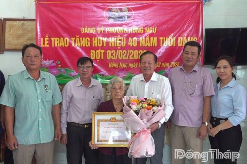 Phường Hồng Ngự: Trao tặng Huy hiệu Đảng tại nhà cho đảng viên cao tuổi