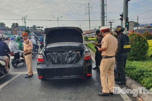 Cảnh sát giao thông phát hiện 400 cây thuốc lá lậu trên ô tô