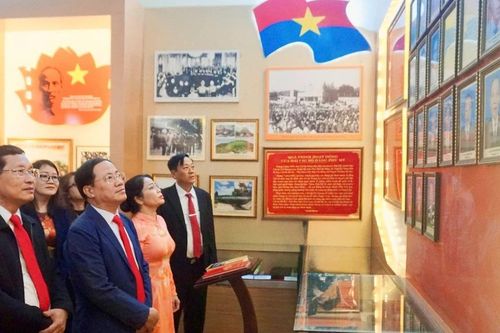 Chủ tịch UBND tỉnh Phạm Anh Tuấn dâng hương tại Nhà lưu niệm Chi bộ Trà Quang và Hồng Lĩnh