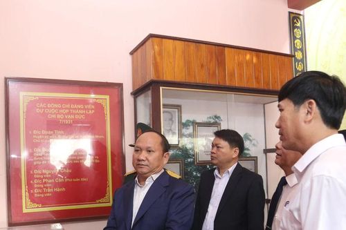 Phó Bí thư Thường trực Tỉnh ủy Rah Lan Chung dâng hương tại Nhà lưu niệm Chi bộ Trường Quốc học Quy Nhơn và Chi bộ Vạn Đức