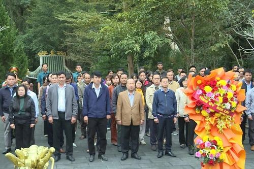 Phó Bí thư Tỉnh ủy Châu Ngọc Tuấn thăm Di tích Căn cứ địa cách mạng Khu 10 và tặng quà tại xã Krong