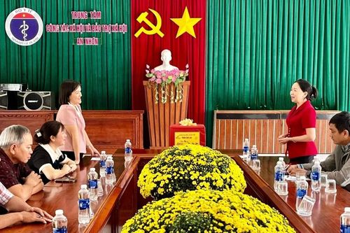 Phó Trưởng đoàn chuyên trách Đoàn ĐBQH tỉnh Lý Tiết Hạnh chúc Tết các cơ sở bảo trợ xã hội