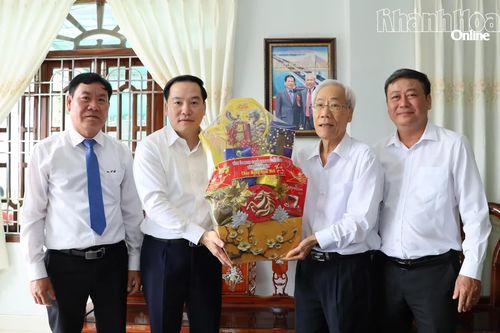 Phó Bí thư Thường trực Tỉnh ủy Khánh Hòa Hồ Xuân Trường thăm, chúc Tết gia đình các đồng chí nguyên lãnh đạo tỉnh qua các thời kỳ