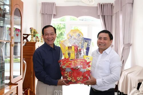 Đồng chí Lâm Đông - Phó Bí thư Tỉnh ủy, Chủ tịch HĐND tỉnh Khánh Hòa chúc Tết gia đình các đồng chí nguyên lãnh đạo, cán bộ chủ chốt của tỉnh qua các thời kỳ