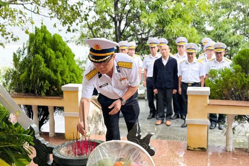 Học viện Hải Quân dâng hương tại Địa điểm lưu niệm Tàu C235 và trao quà cho gia đình chính sách phường Đông Ninh Hòa