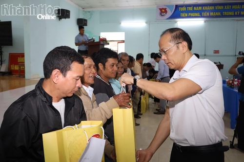 Phó Bí thư Tỉnh ủy Nguyễn Khắc Hà tặng quà Tết cho hộ nghèo xã Nam Khánh Vĩnh