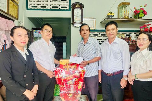Xã Vạn Thắng thăm, tặng quà Tết cho các gia đình chính sách