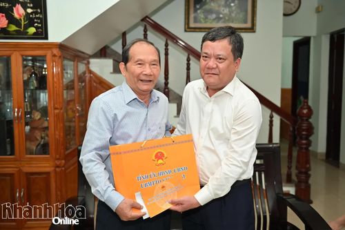 Chủ tịch UBND tỉnh Khánh Hòa Trần Phong thăm, tặng quà Tết người có công với cách mạng