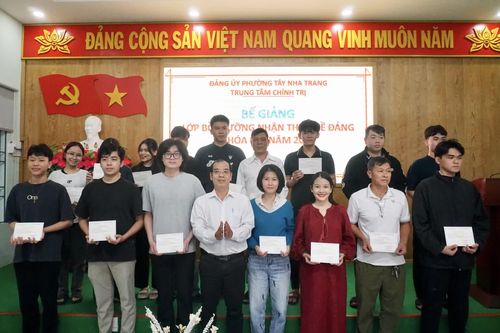 Bế giảng lớp bồi dưỡng nhận thức về Đảng cho 114 học viên