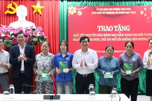 Phường Phan Rang trao 20 suất quà Tết cho người già neo đơn và trẻ em mồ côi