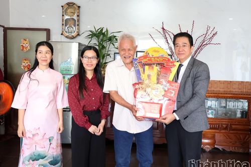 Phó Chủ tịch Thường trực UBND tỉnh Khánh Hòa Nguyễn Long Biên thăm, chúc Tết gia đình các đồng chí nguyên lãnh đạo tỉnh đã từ trần và các tổ chức tôn giáo