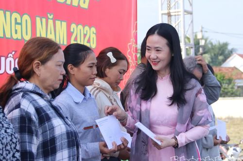Trao yêu thương qua những món quà xuân