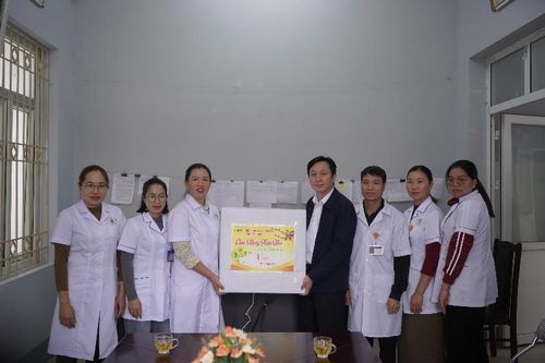 Đồng chí Lò Văn Cương - Trưởng Ban Nội chính Tỉnh ủy tặng quà tết tại xã Mường Mô
