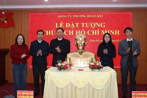 Lễ đặt tượng chân dung Chủ tịch Hồ Chí Minh tại phường Đoàn Kết