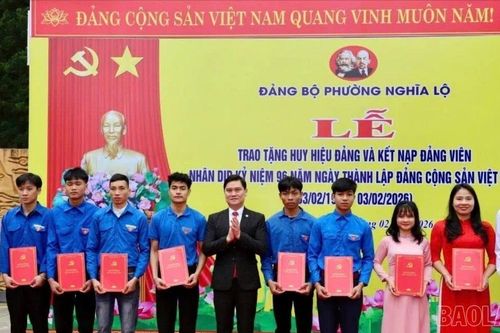 Đảng ủy phường Nghĩa Lộ kết nạp 11 đảng viên mới nhân kỷ niệm 96 năm Ngày thành lập Đảng