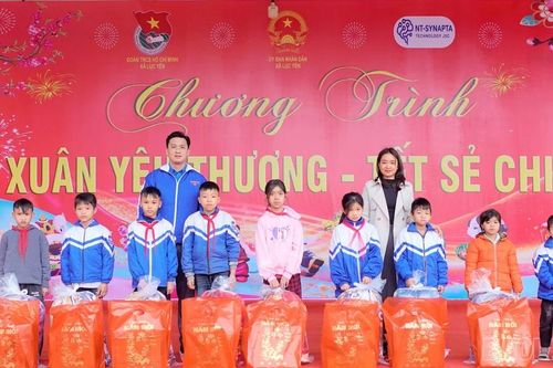 Xã Lục Yên: 62 học sinh hoàn cảnh khó khăn được nhận quà 'Xuân yêu thương - Tết chia sẻ'