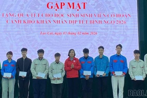 Ấm áp chương trình trao quà tết cho học sinh, sinh viên có hoàn cảnh khó khăn