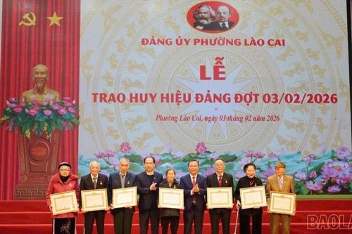 Phường Lào Cai và xã Khánh Yên tổ chức gặp mặt kỷ niệm 96 năm Ngày thành lập Đảng
