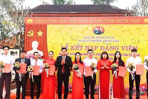 Đảng ủy các phường Trung Tâm, Văn Phú và xã Lục Yên tổ chức Lễ kết nạp đảng viên mới