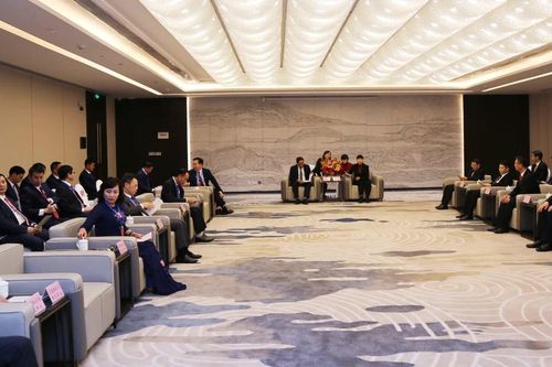 Lãnh đạo Chính quyền nhân dân châu Hồng Hà tiếp xã giao Đoàn đại biểu tỉnh Lào Cai