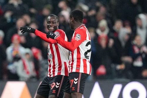 Sunderland đè bẹp Burnley 3-0 để chen chân vào Top 8 Ngoại hạng Anh