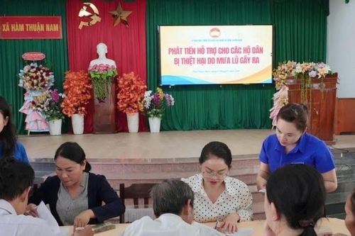 Gần 700 triệu đồng hỗ trợ các hộ dân bị thiệt hại do mưa lũ tại xã Hàm Thuận Nam