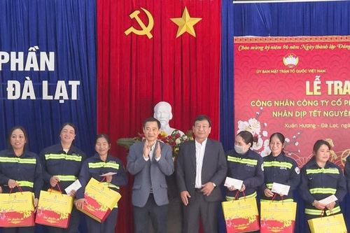 Ủy ban Trung ương MTTQ Việt Nam tặng 250 phần quà Tết cho công nhân đô thị Đà Lạt