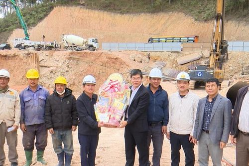 Phó Chủ tịch UBND tỉnh Lâm Đồng tặng quà, động viên đơn vị thi công đèo Mimosa