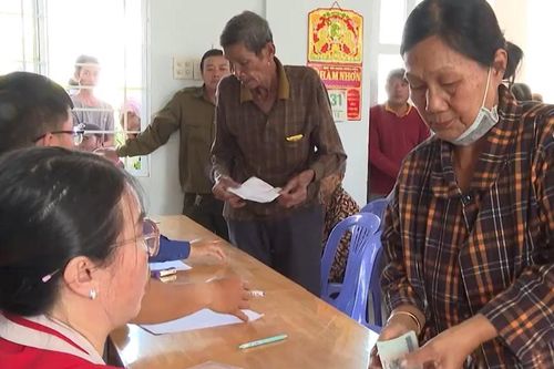 Người dân phường Hàm Thắng, Lâm Đồng nhận hỗ trợ thiệt hại do thiên tai