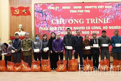 Trao quà Tết tặng người có công và hộ nghèo xã Liên Hòa