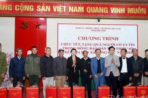 Phó Bí thư Tỉnh ủy Bùi Thị Minh chúc Tết, tặng quà người có uy tín tại các xã Long Cốc, Minh Đài