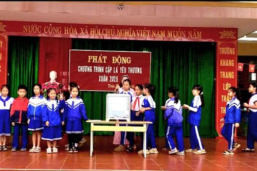 Ấm áp vòng tay 'Cặp lá yêu thương'