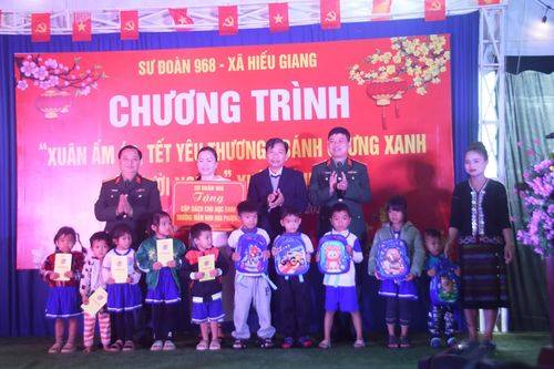 Tổ chức chương trình 'Xuân ấm áp, Tết yêu thương - Bánh chưng xanh vì người nghèo' tại thôn Bản Chùa, xã Hiếu Giang