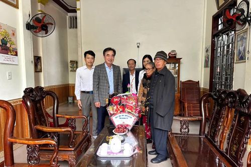 Đồng chí Trưởng Ban Tổ chức Tỉnh ủy thăm, chúc Tết gia đình các đồng chí nguyên Trưởng Ban Tổ chức Tỉnh ủy qua các thời kỳ