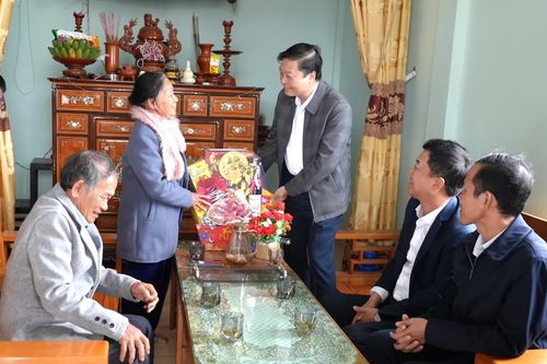 Đồng chí Chủ tịch UBND tỉnh thăm gia đình chính sách và các đồng chí nguyên lãnh đạo tỉnh