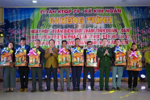 Chương trình 'Xuân biên giới thắm tình quân - dân'