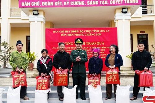 Đồn Biên phòng Chiềng Sơn chuyển trao quà Tết cho người dân và học sinh