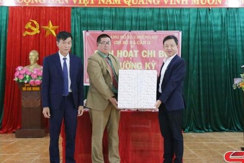Đồng chí Giám đốc Báo và phát thanh, truyền hình Sơn La dự sinh hoạt chi bộ bản Nà Cần II
