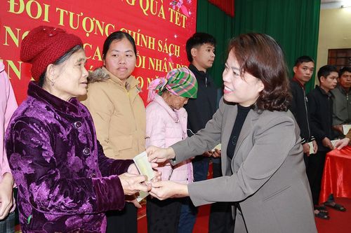 Các đồng chí lãnh đạo tỉnh thăm, tặng quà gia đình chính sách, hộ nghèo, người cao tuổi xã Bạch Xa, Phù Lưu, Yên Phú